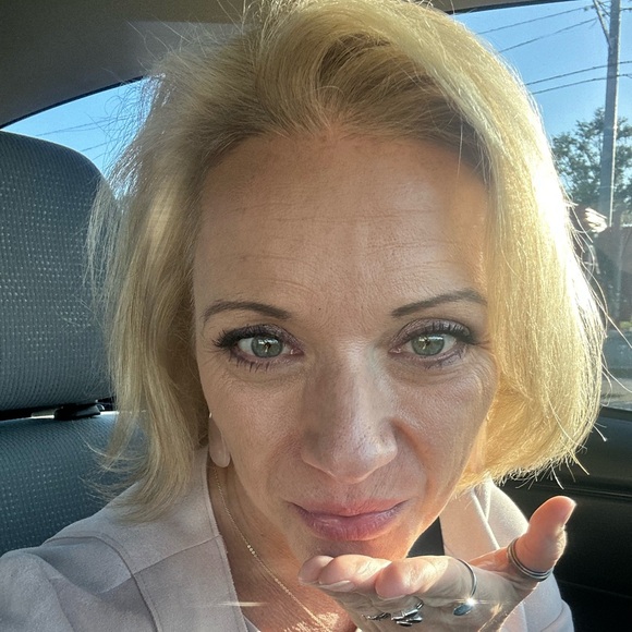 Meet your Posher, Erin - Picture 2 of 3